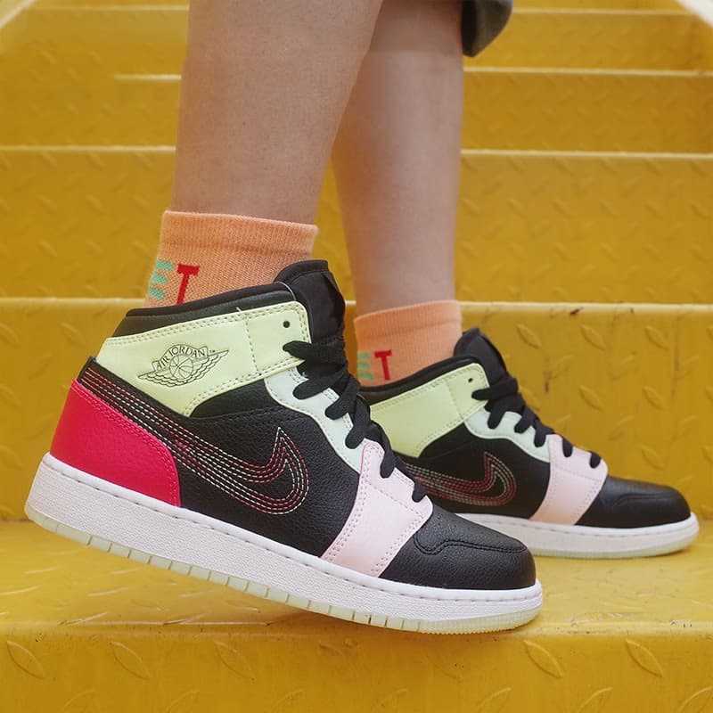 Кроссовки для баскетбола Jordan Air Jordan 1 Mid Glows In The Dark GS - изображение 3