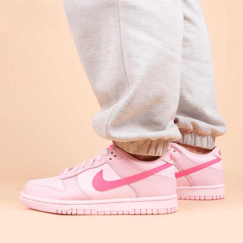 Кроссовки Nike Dunk Low Triple Pink GS - изображение 3