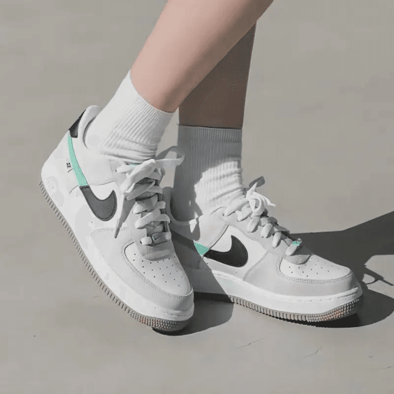 Кроссовки Nike Air Force 1 Low Spliced Swoosh GS - изображение 3