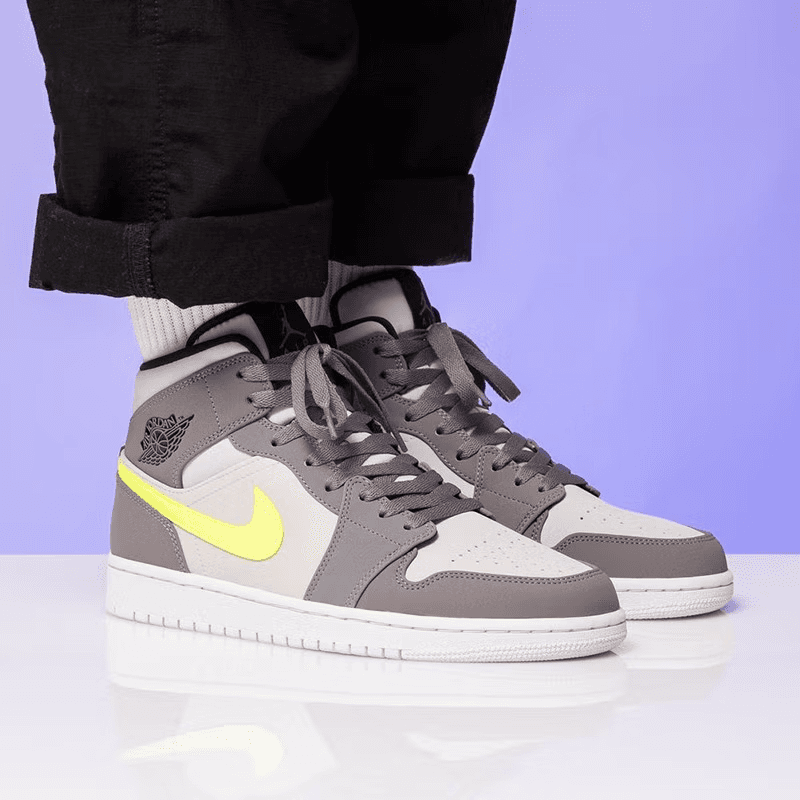 Кроссовки для баскетбола Jordan Air Jordan 1 Mid Gunsmoke Volt GS - изображение 2