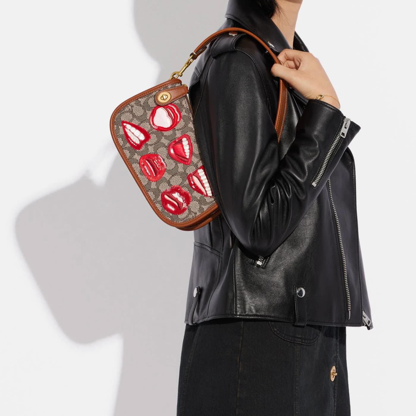 Мини-сумка COACH x Tom Wesselmann Swinger 23 - изображение 4