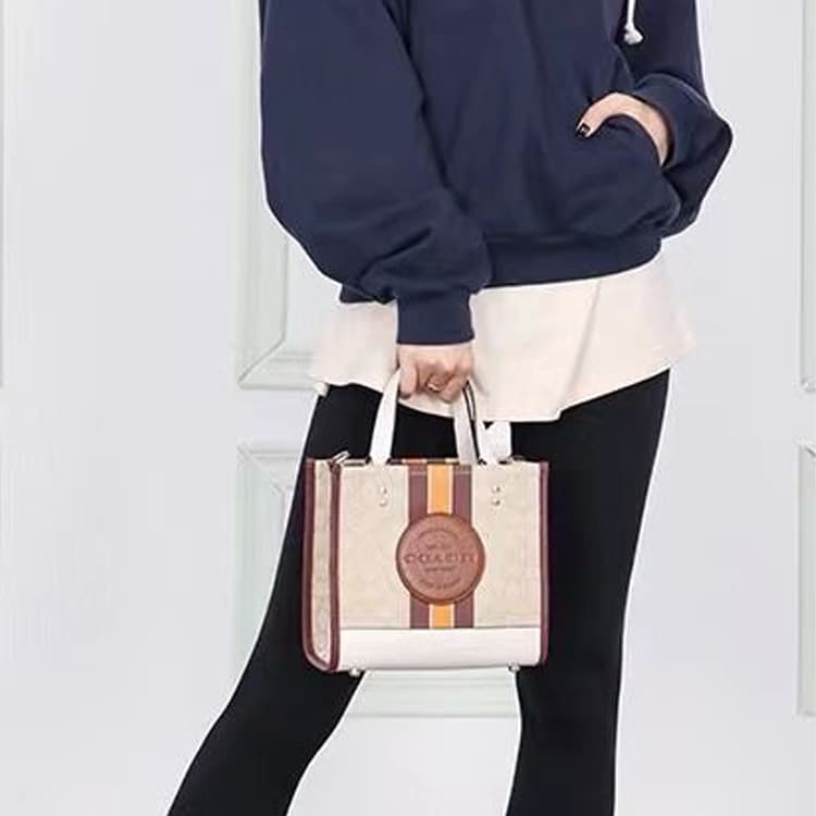 Сумка COACH Dempsey 22 Logo Tote - изображение 5