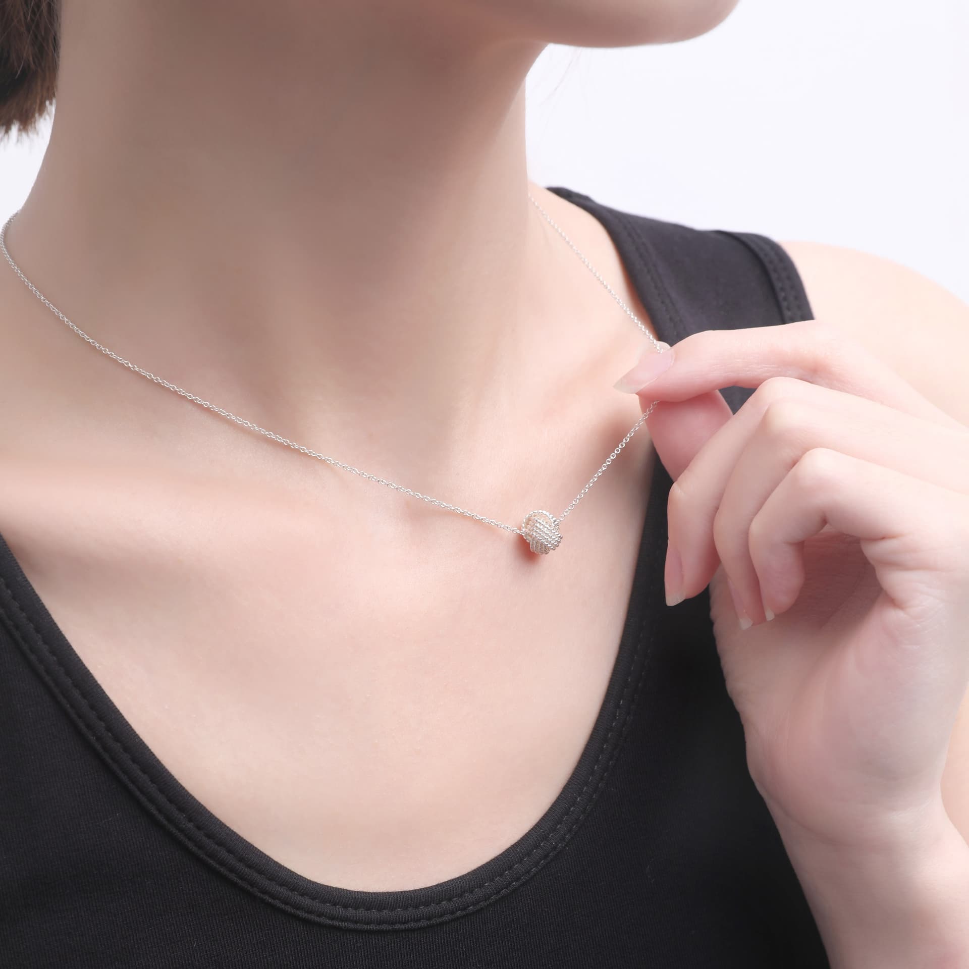 Ожерелье Tiffany & Co. Lucky Knot Pendant Necklace - изображение 4