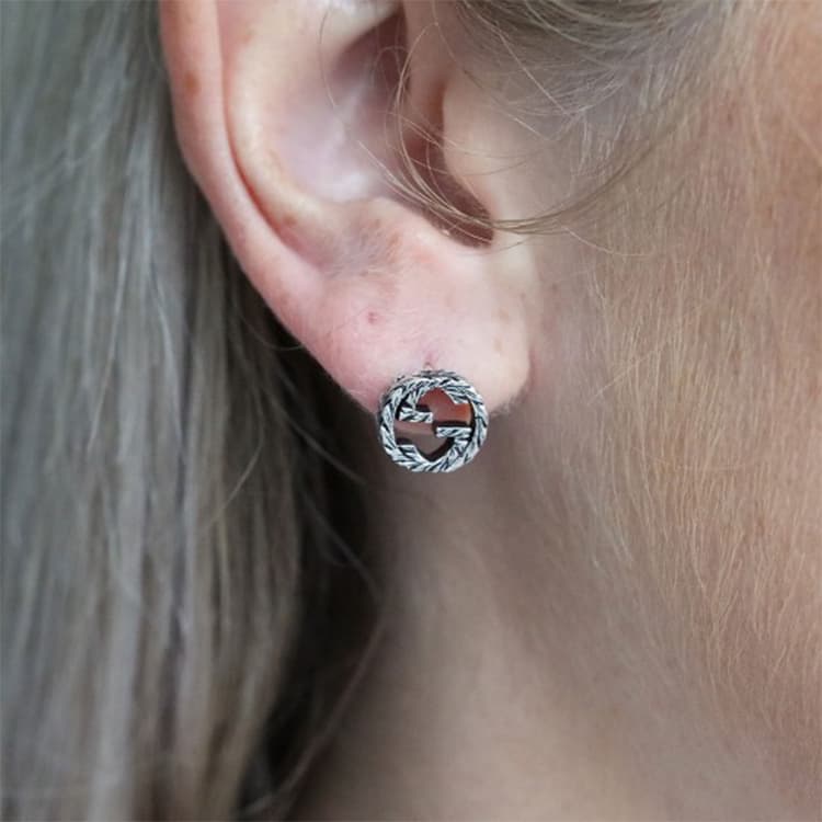 Серьги Gucci Engraved Interlocking G Earrings - изображение 4