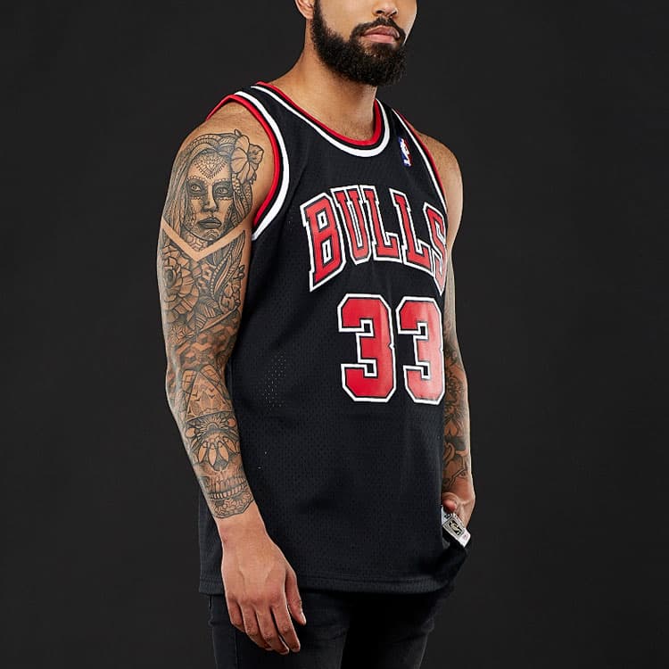 Баскетбольная майка Mitchell & Ness Bulls Pippen 33 Jersey - изображение 5
