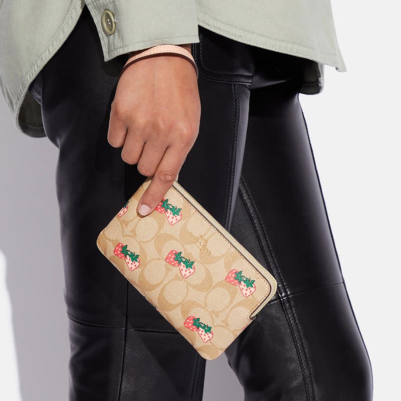 Сумка COACH Corner Zip 16 Strawberry Print Wristlet - изображение 5