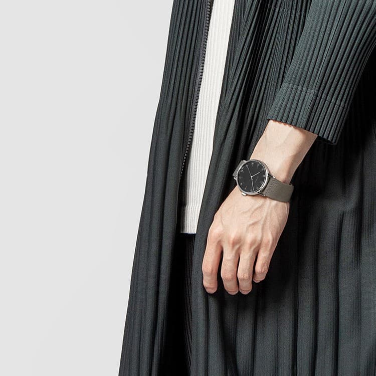 Часы ISSEY MIYAKE 50 39mm NYAJ004Y-person - изображение 2