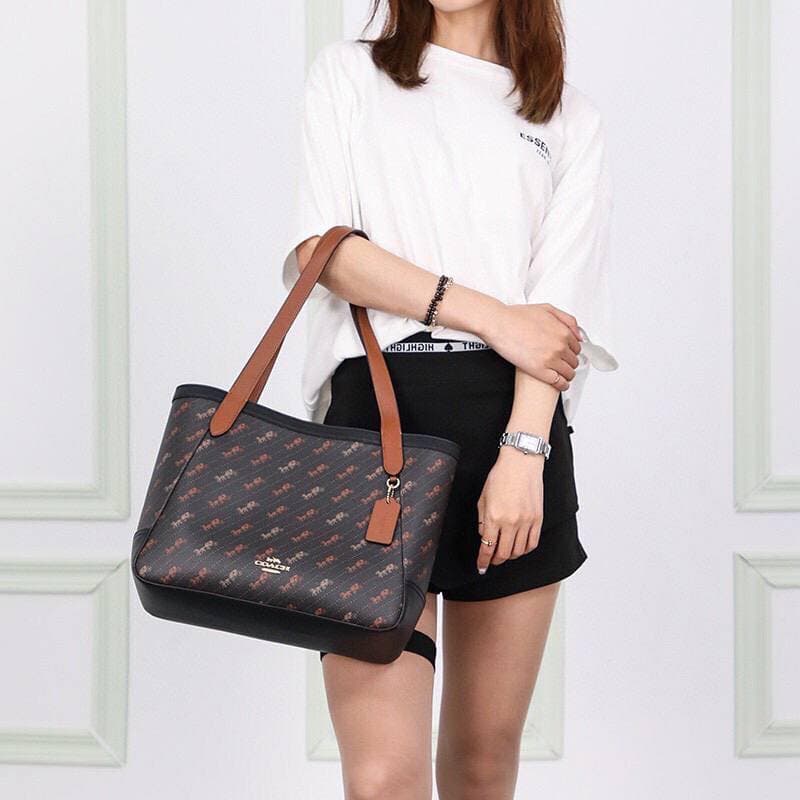 Мини-сумка Coach Horse and Carriage 30 Tote Bag - изображение 5
