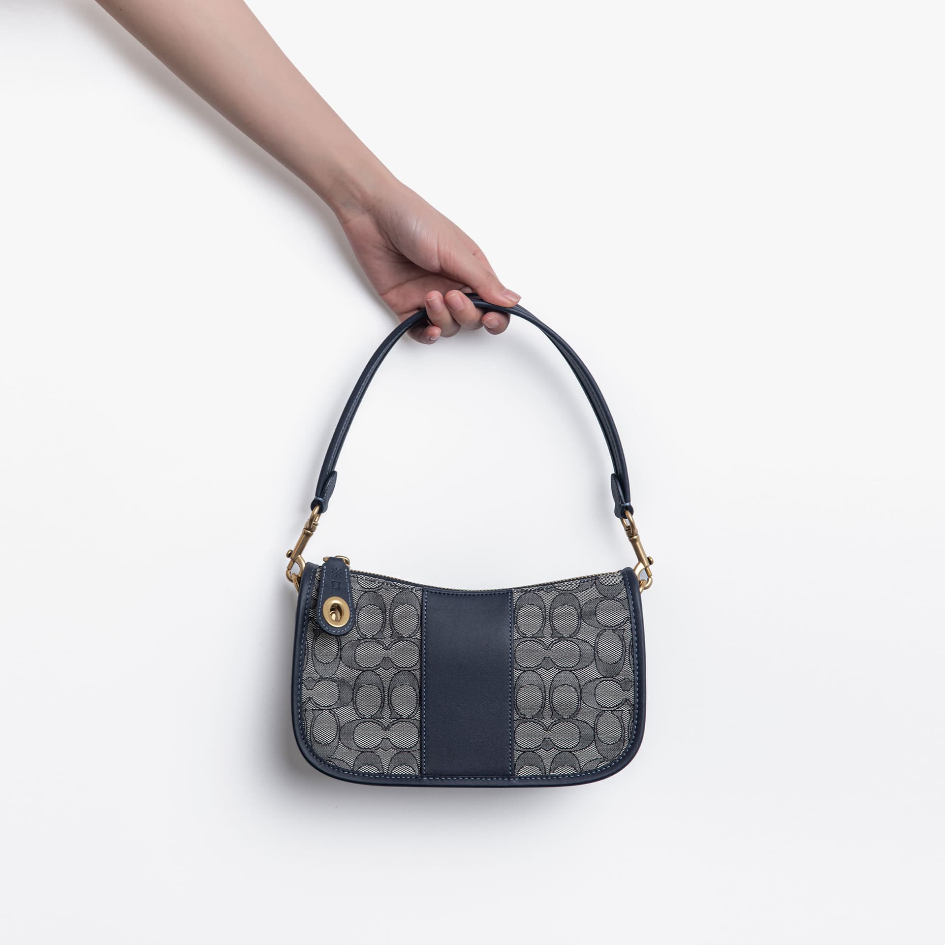 Мини-сумка COACH Swinger 23 - изображение 4