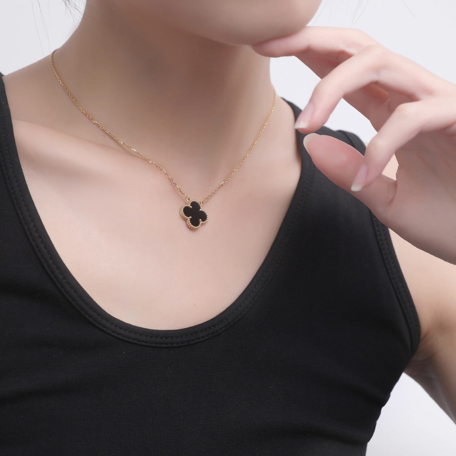 Ожерелье Van Cleef & Arpels Alhambra Onyx Necklace - изображение 3