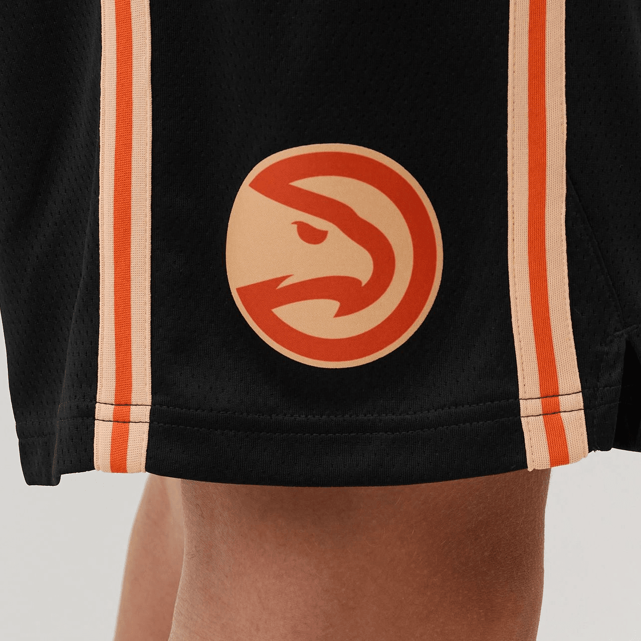 Баскетбольные шорты Nike NBA Atlanta Hawks Fan Edition Shorts Black - изображение 3