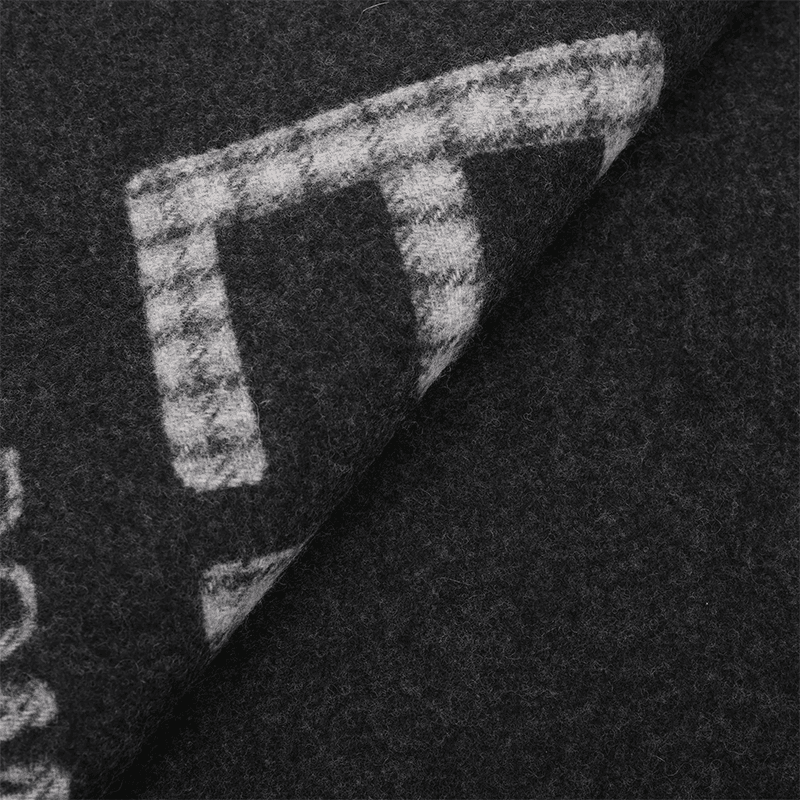 Шарф Fendi Checkered Reversible Wool Cashmere Scarf - изображение 3