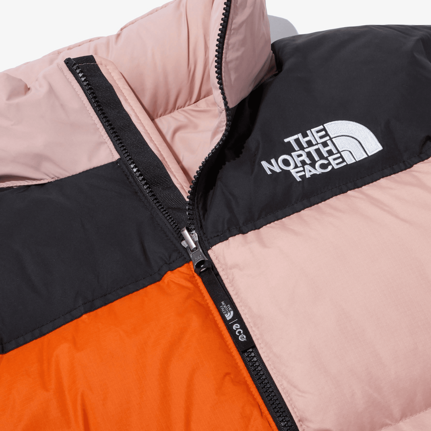 Зимняя куртка The North Face 1996 Eco Nuptse Jacket - изображение 3