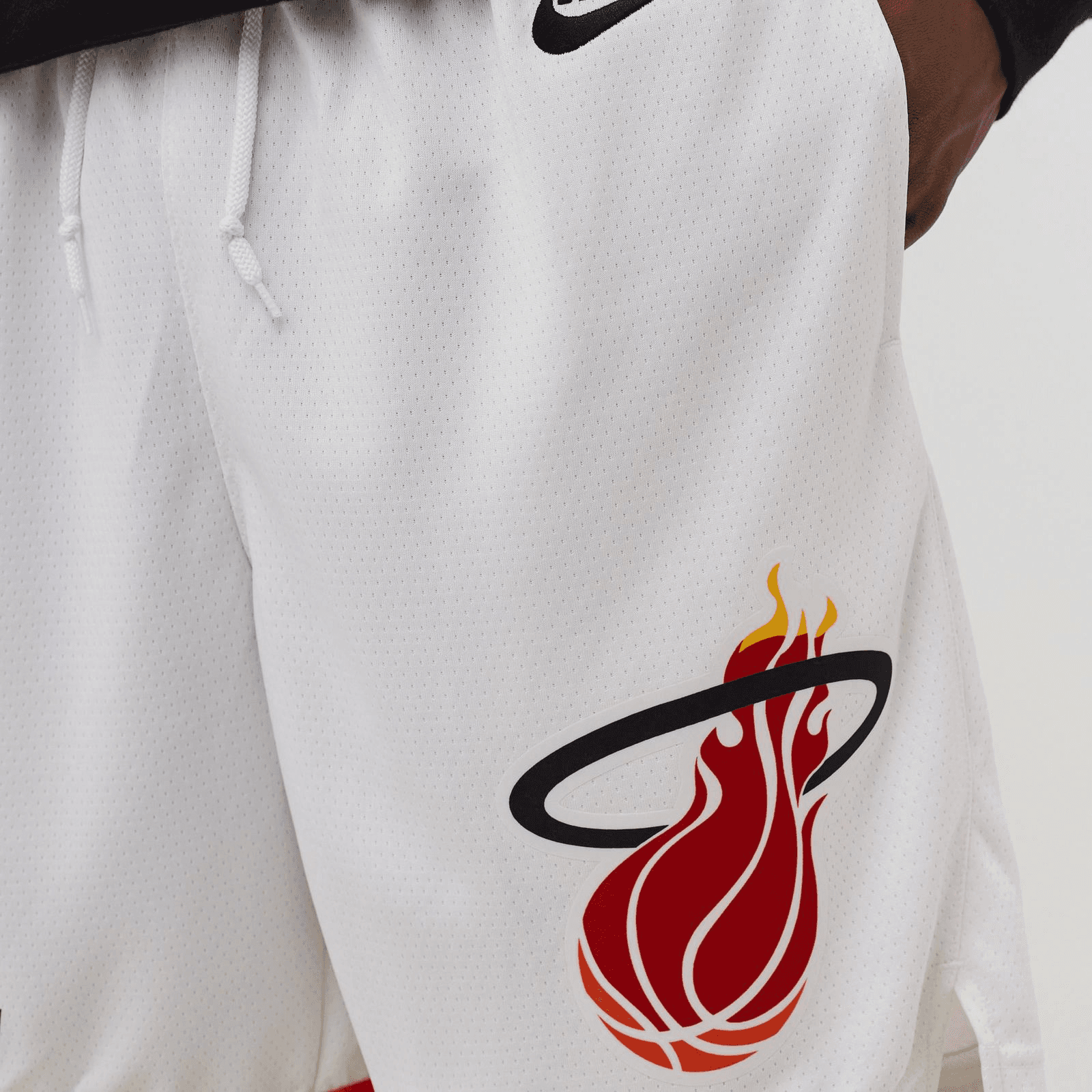 Баскетбольные шорты Nike NBA Miami Heat Fan Edition Shorts White - изображение 3