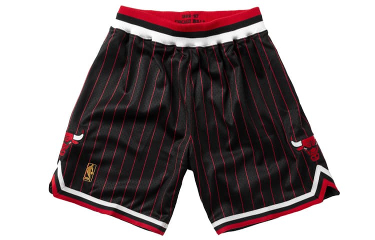 Баскетбольные шорты Mitchell & Ness Bulls 1996-97 Retro Basketball Shorts - изображение 2