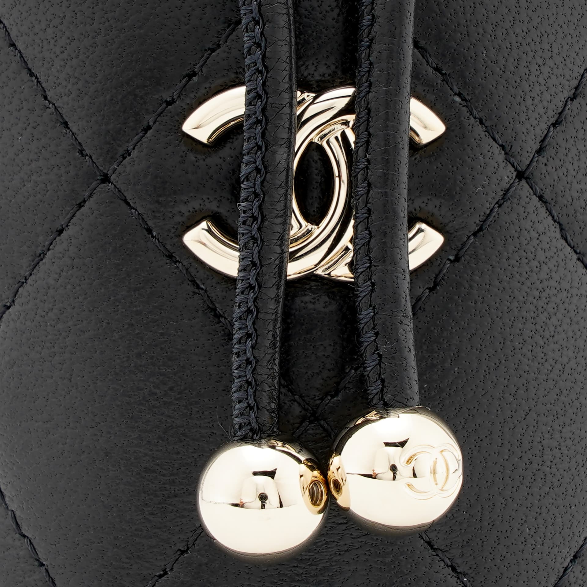 Сумка через плечо CHANEL Mini Bucket Bag Black Lambskin Gold Chain - изображение 5