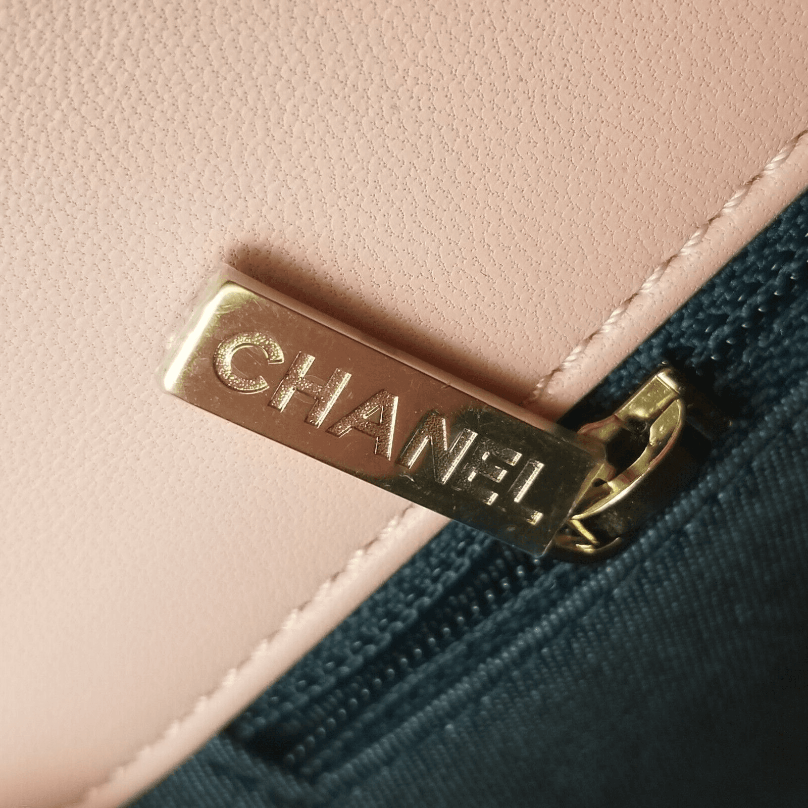 Сумка через плечо CHANEL 22CClassic Flap CF Logo - изображение 5