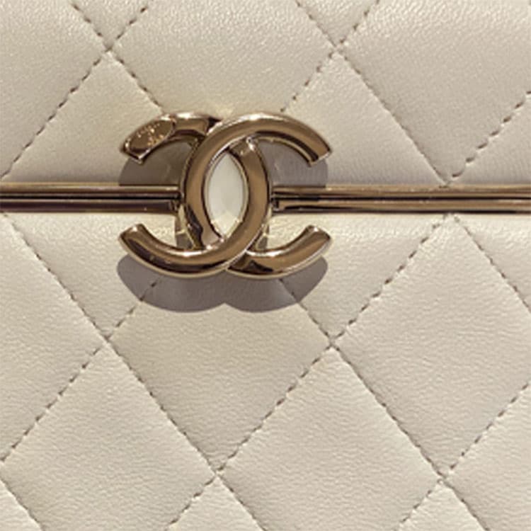 Сумка через плечо Chanel Chain Flap Small Crossbody Bag White - изображение 3