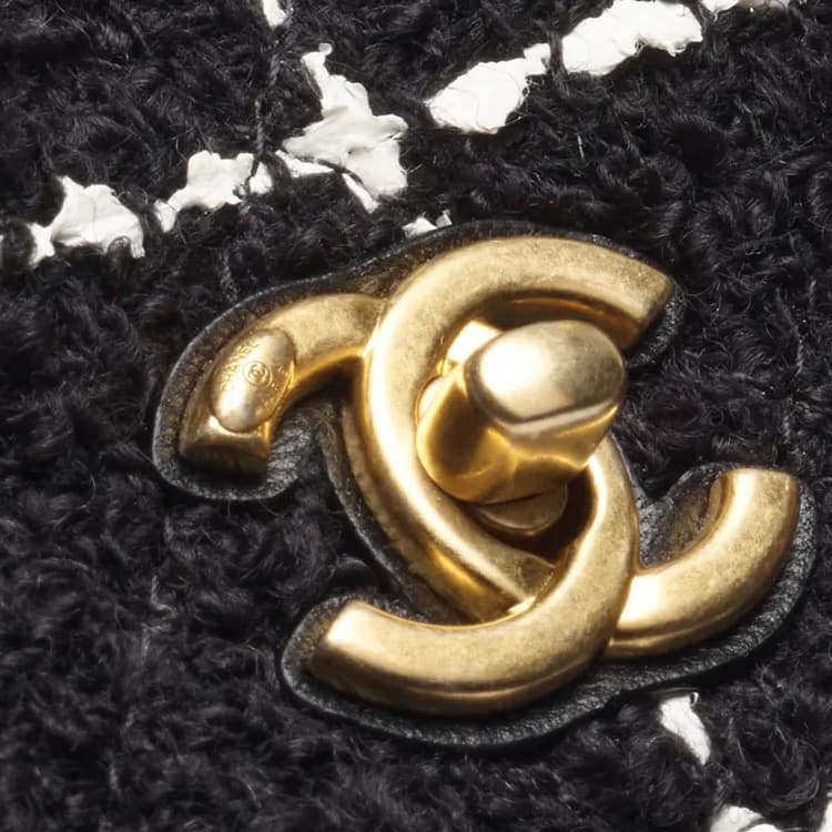 Сумка через плечо CHANEL 23K - изображение 3