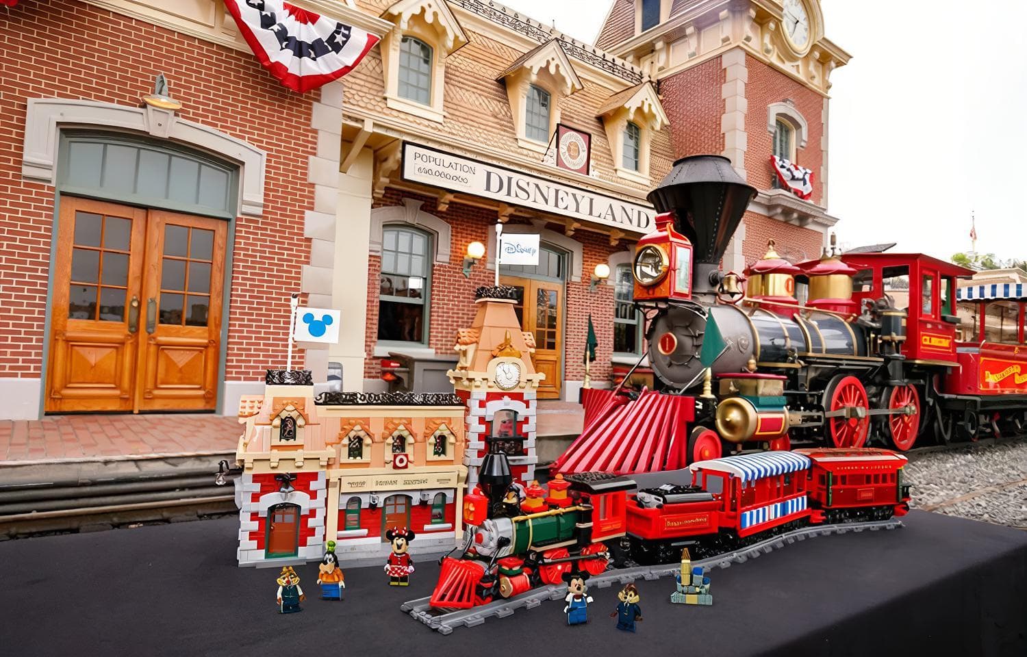 Конструктор LEGO Disney Train and Station 71044 - изображение 4