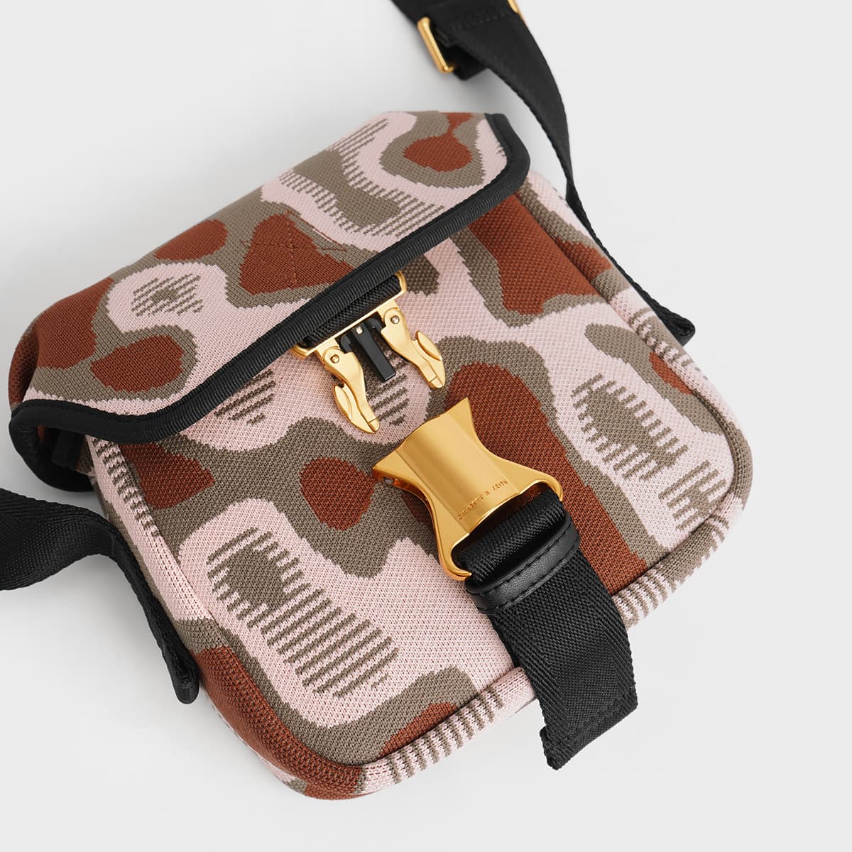 Сумка через плечо CHARLES&KEITH Винтажный многоцветный рюкзак с широкой лямкой из ткани, искусственной кожи и тисненой кожи, маленький размер, женский, композитный цвет - изображение 3