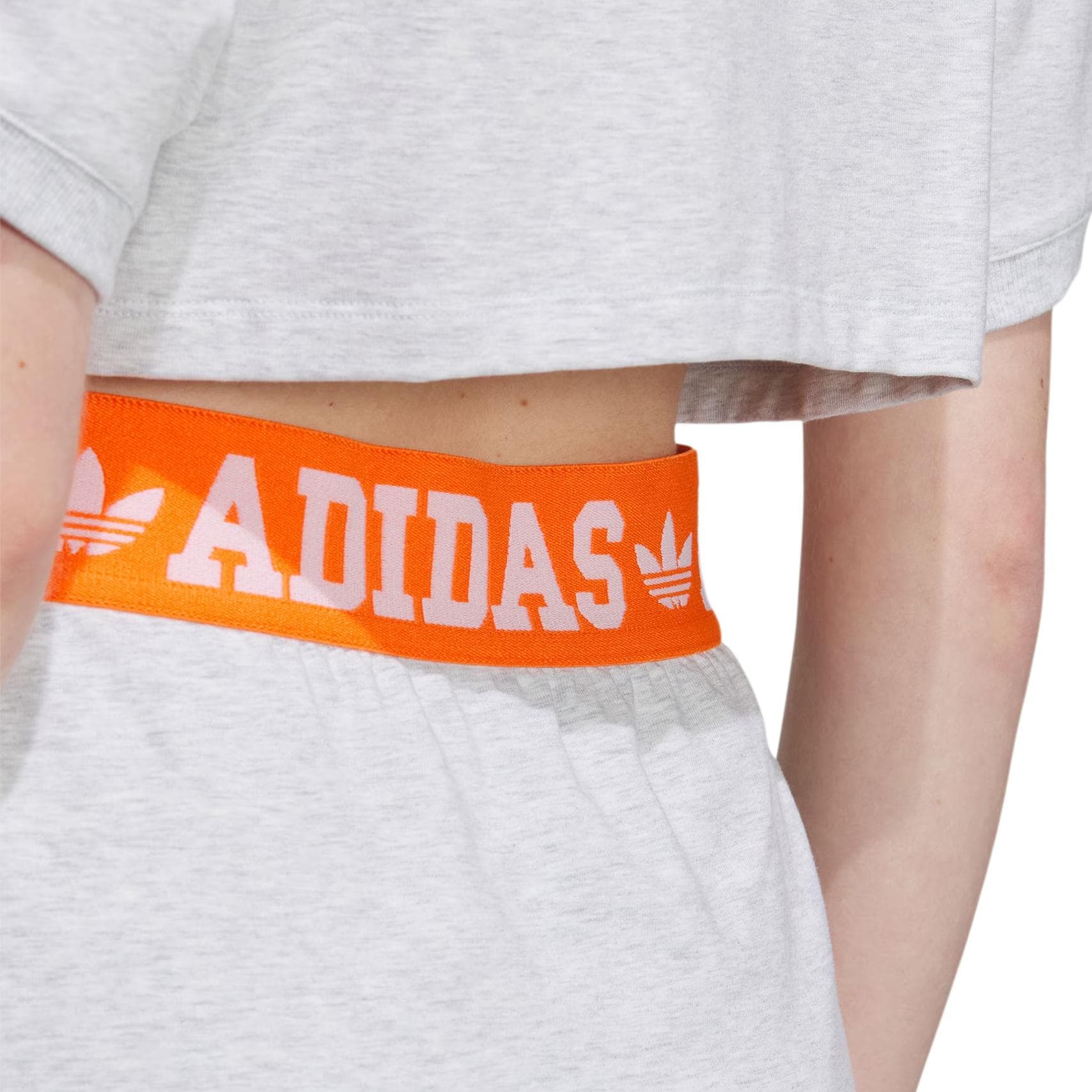 Платье Adidas Originals Короткое платье с короткими рукавами для женщин светло-серый цвет - изображение 2