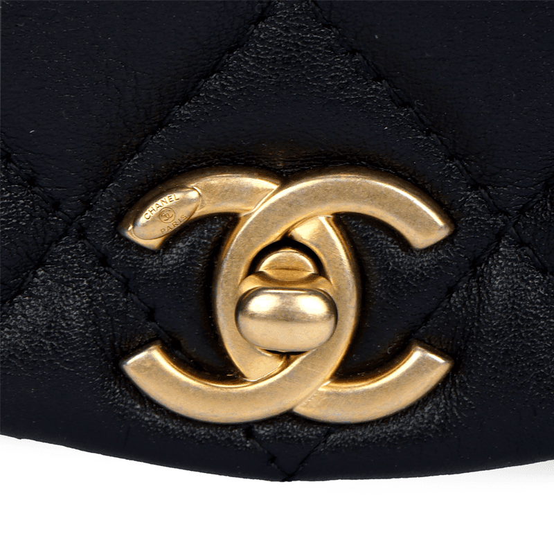 Сумка через плечо CHANEL 21B Shell Saddle Bag Black - изображение 5