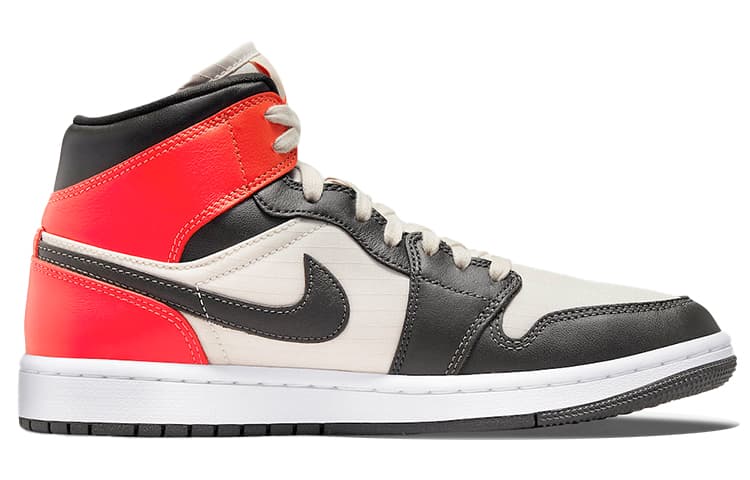 Ретро баскетбольные кроссовки Jordan Air Jordan 1 Mid SE "Newsprint" - изображение 2