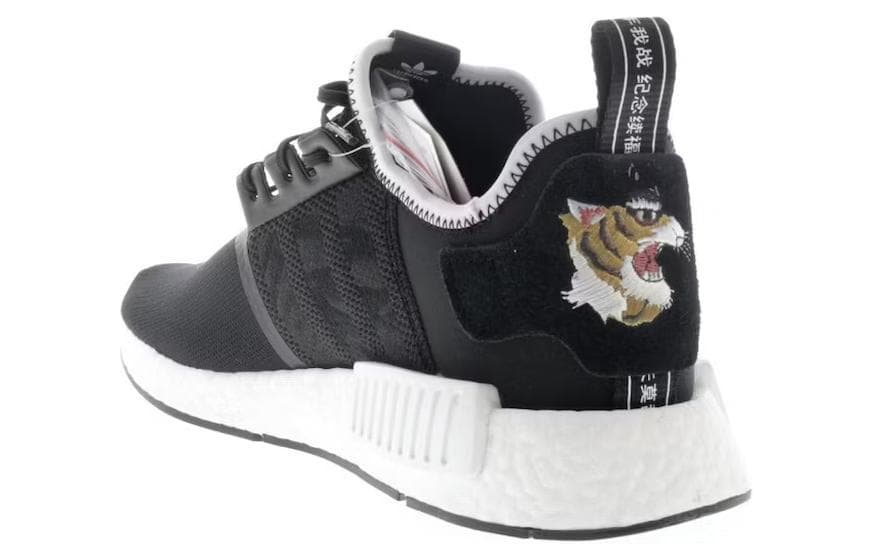 Кроссовки NEIGHBORHOOD x Invincible x adidas Originals NMD_R1 Black White - изображение 3