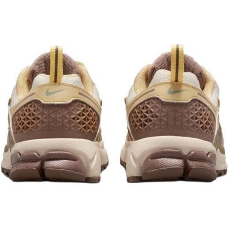 Кроссовки NIKE Vomero 5 Low Топ Беговые кроссовки Белый-коричневый Детский - изображение 3