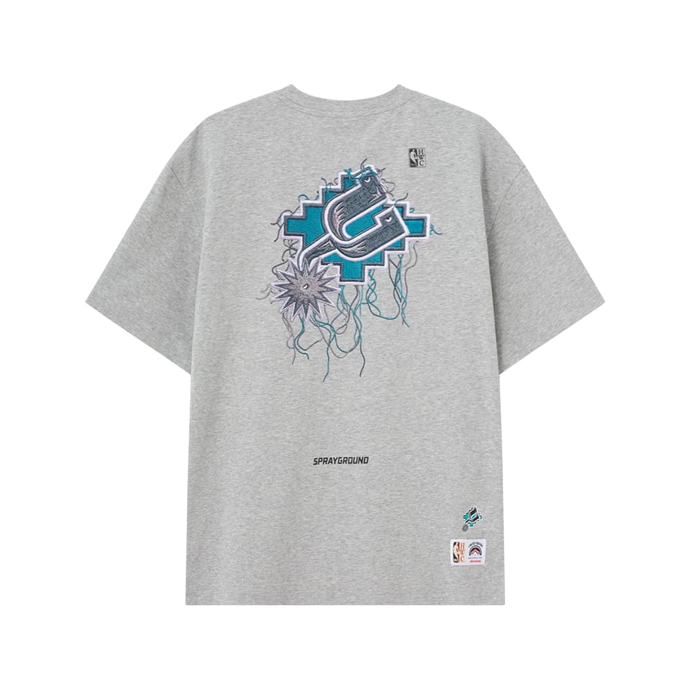 Футболка SPRAYGROUND | NBA HWC Лошадь Spurs Вересковый серый Мужская T-рубашка - изображение 1