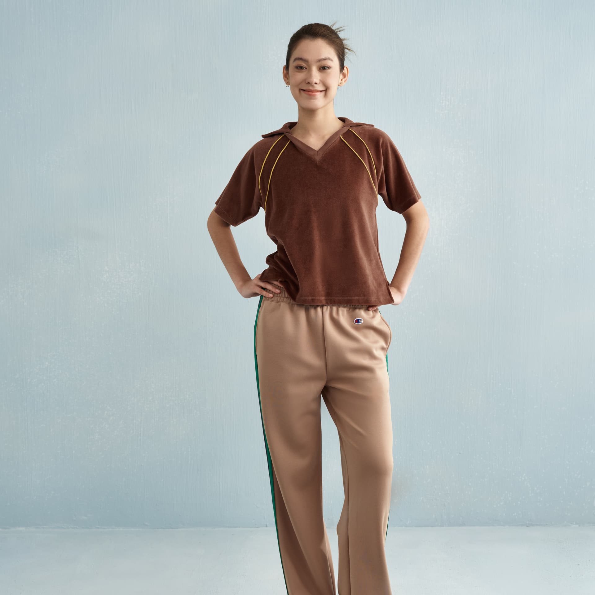 Champion SS25 WOMENS CASUAL Поло с V-образным вырезом и регланными рукавами из 100% хлопкового вельвета - изображение 3