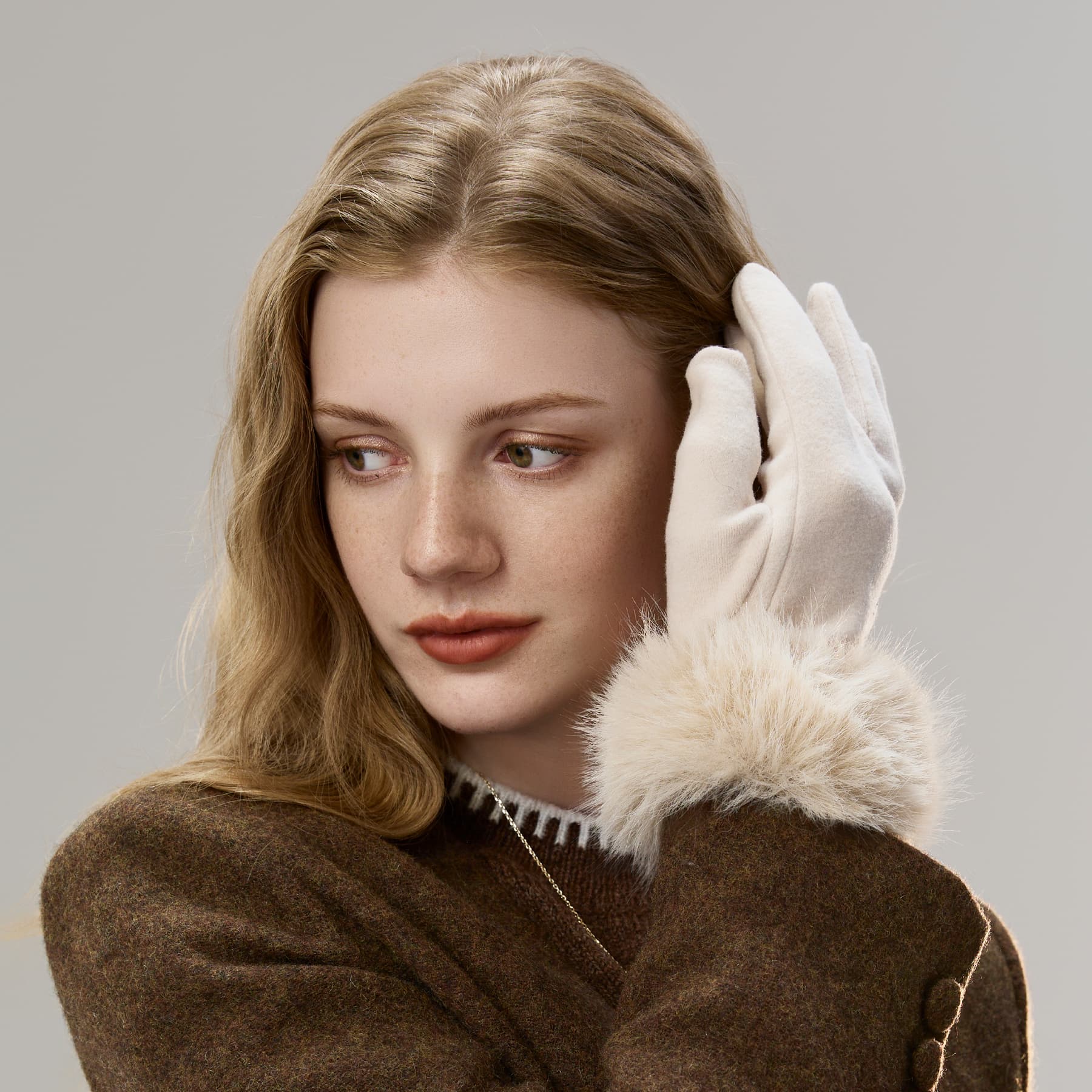 ELLE Ткань 66% полиэстер 26% вискоза лиоцелл 5% овечья шерсть 3% эластан. Край с флисом 100% полиэстер. Подкладка 100% полиэстер. Вязаные перчатки женские - изображение 5