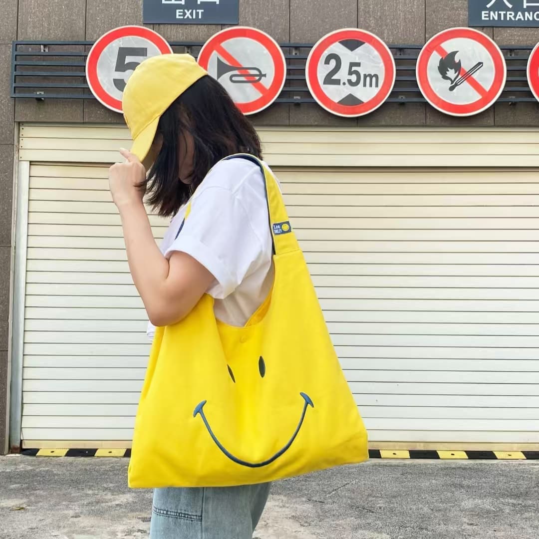 Мини-сумка Lee X Smiley® Коллаборация Ткань Сумка через плечо Стандартная (Стандартная) Унисекс Желтая - изображение 11