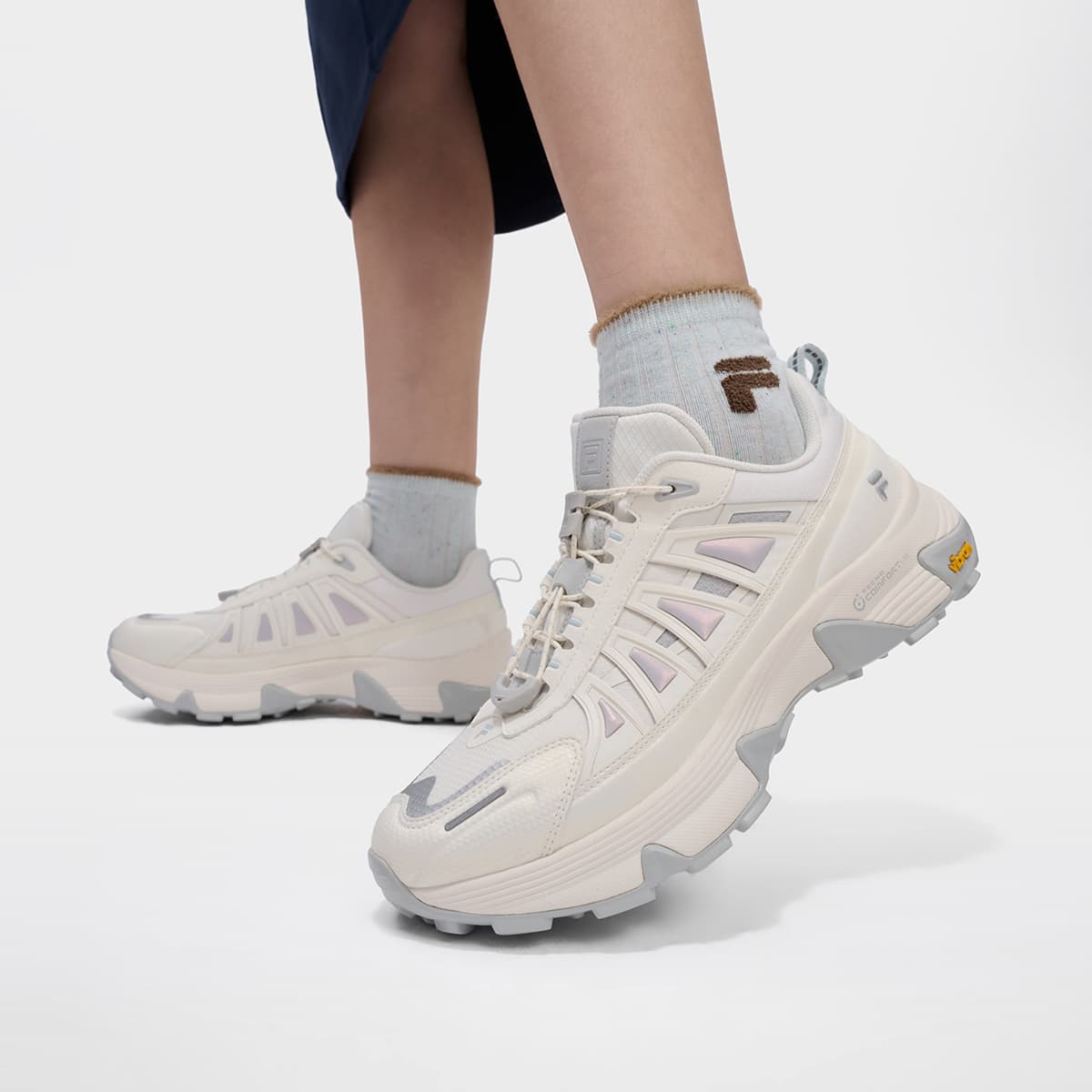 Кроссовки FILA FUSION COMO Y Альпинистские и треккинговые ботинки Низкий топ Снег Космический серебряный Женские - изображение 7