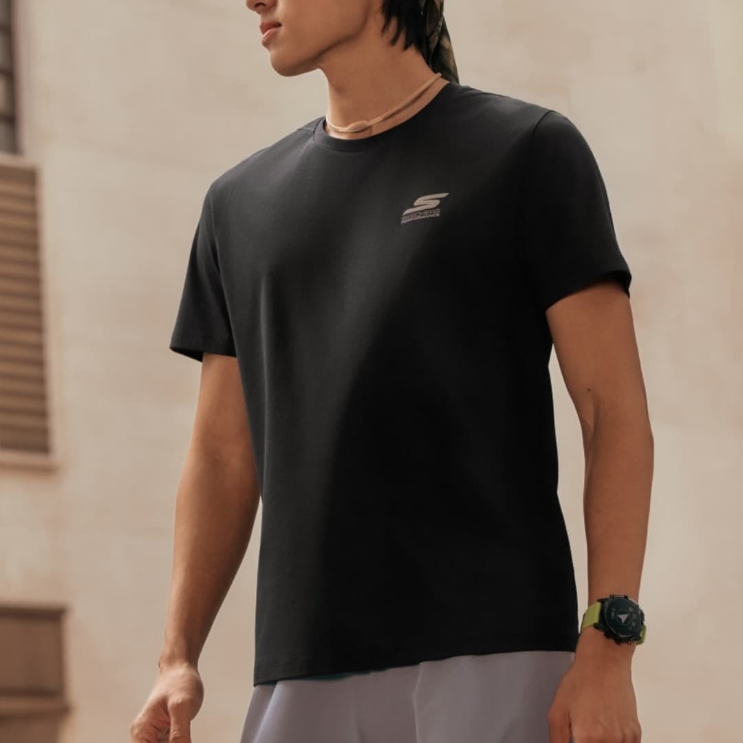 Skechers Угольный черный 0018 Мужская Быстросохнущая T-рубашка - изображение 5