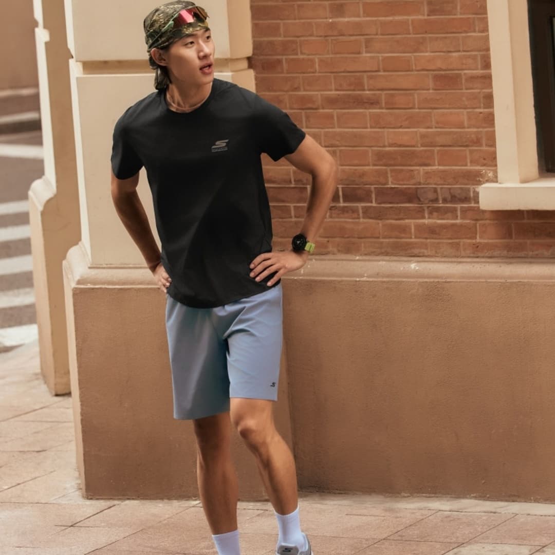 Skechers Угольный черный 0018 Мужская Быстросохнущая T-рубашка - изображение 7