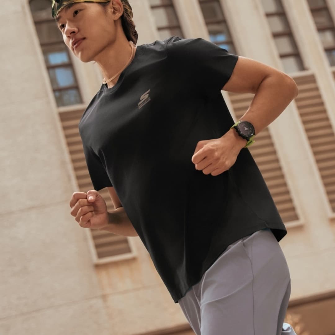 Skechers Угольный черный 0018 Мужская Быстросохнущая T-рубашка - изображение 6