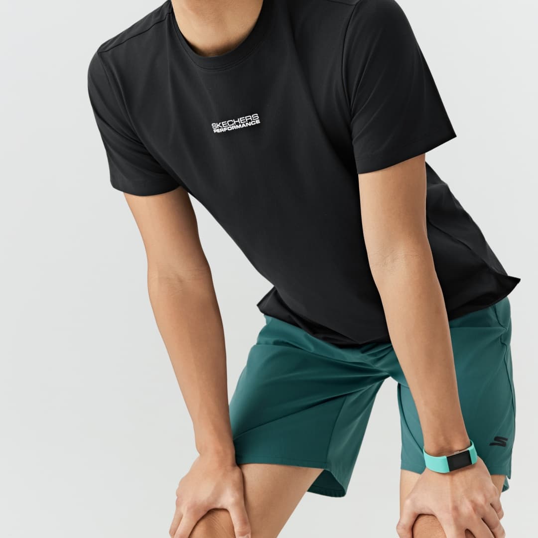 Skechers Угольный черный 0018 Мужская Быстросохнущая T-рубашка - изображение 3
