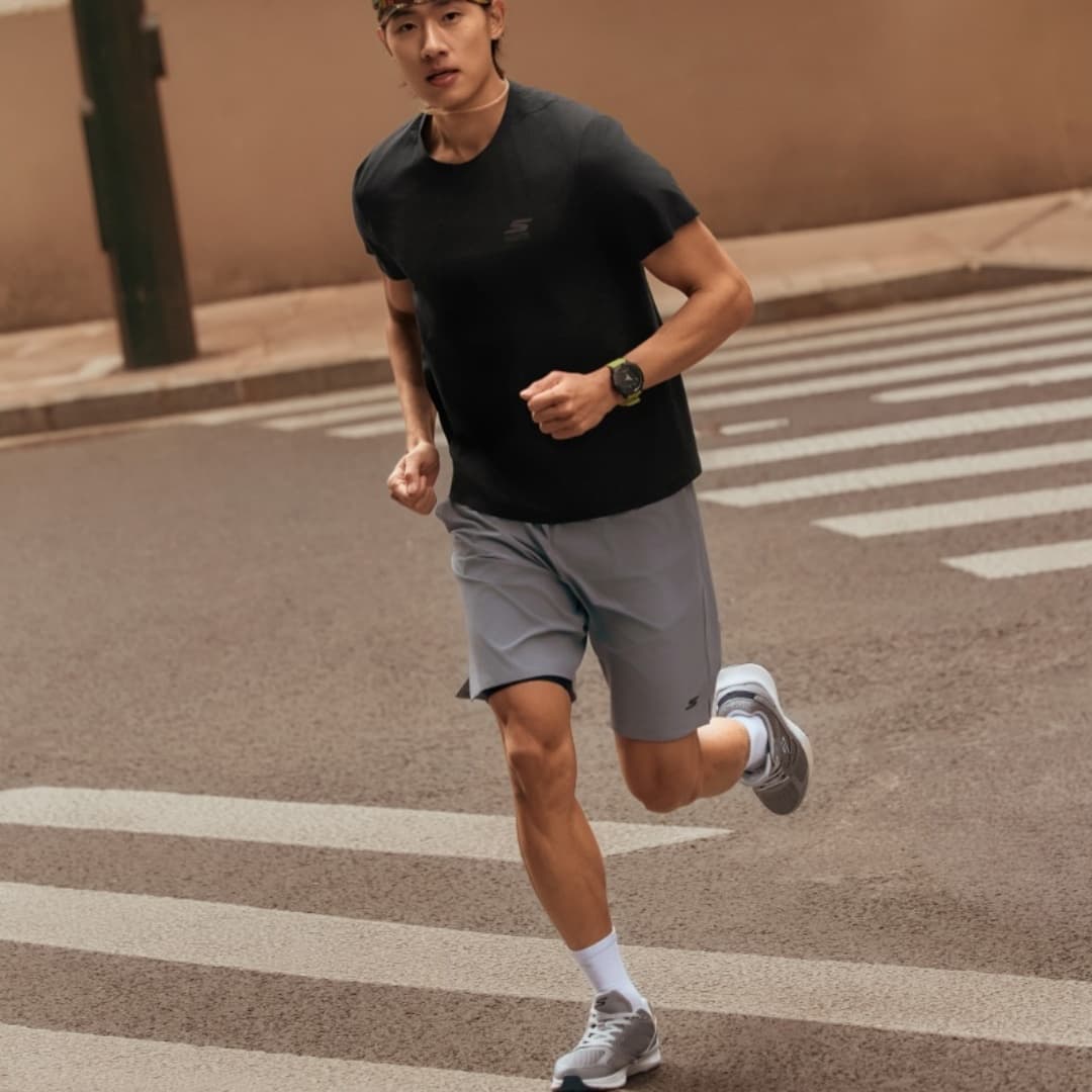 Skechers Угольный черный 0018 Мужская Быстросохнущая T-рубашка - изображение 8