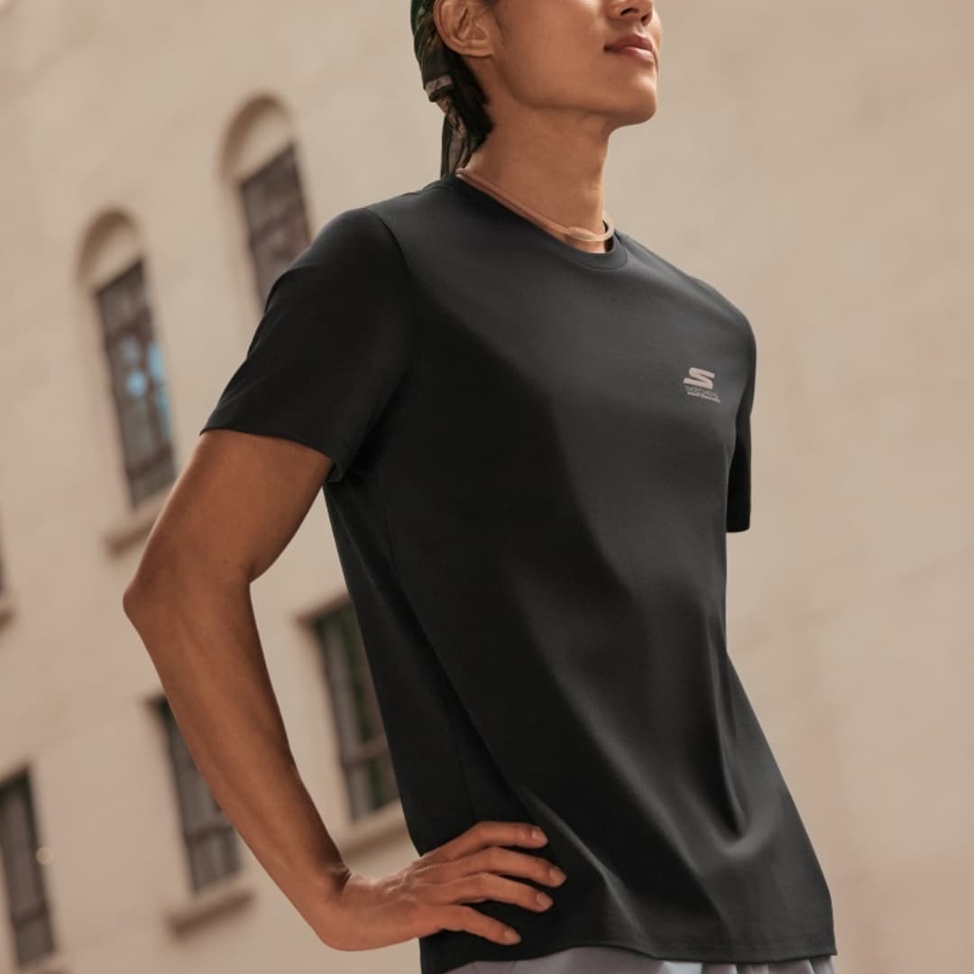 Skechers Угольный черный 0018 Мужская Быстросохнущая T-рубашка - изображение 4