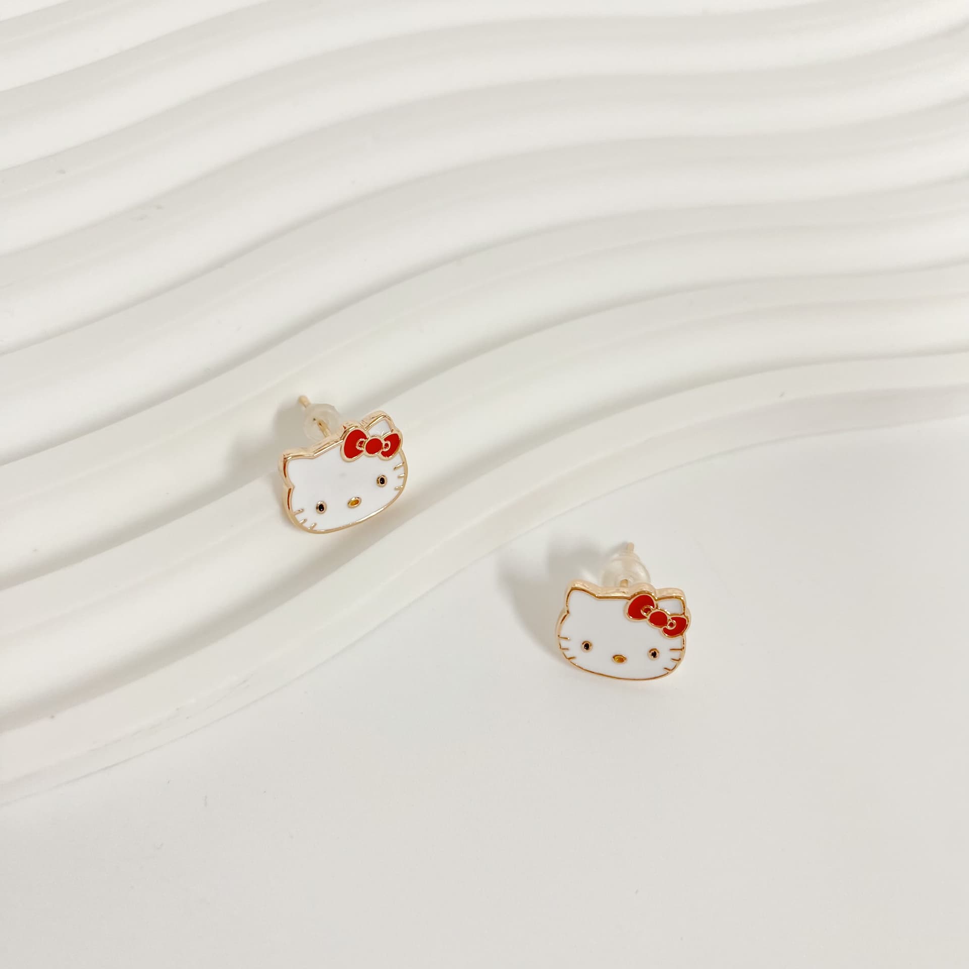 Серьги Серьги-гвоздики Sanrio x Hello Kitty женские - изображение 4
