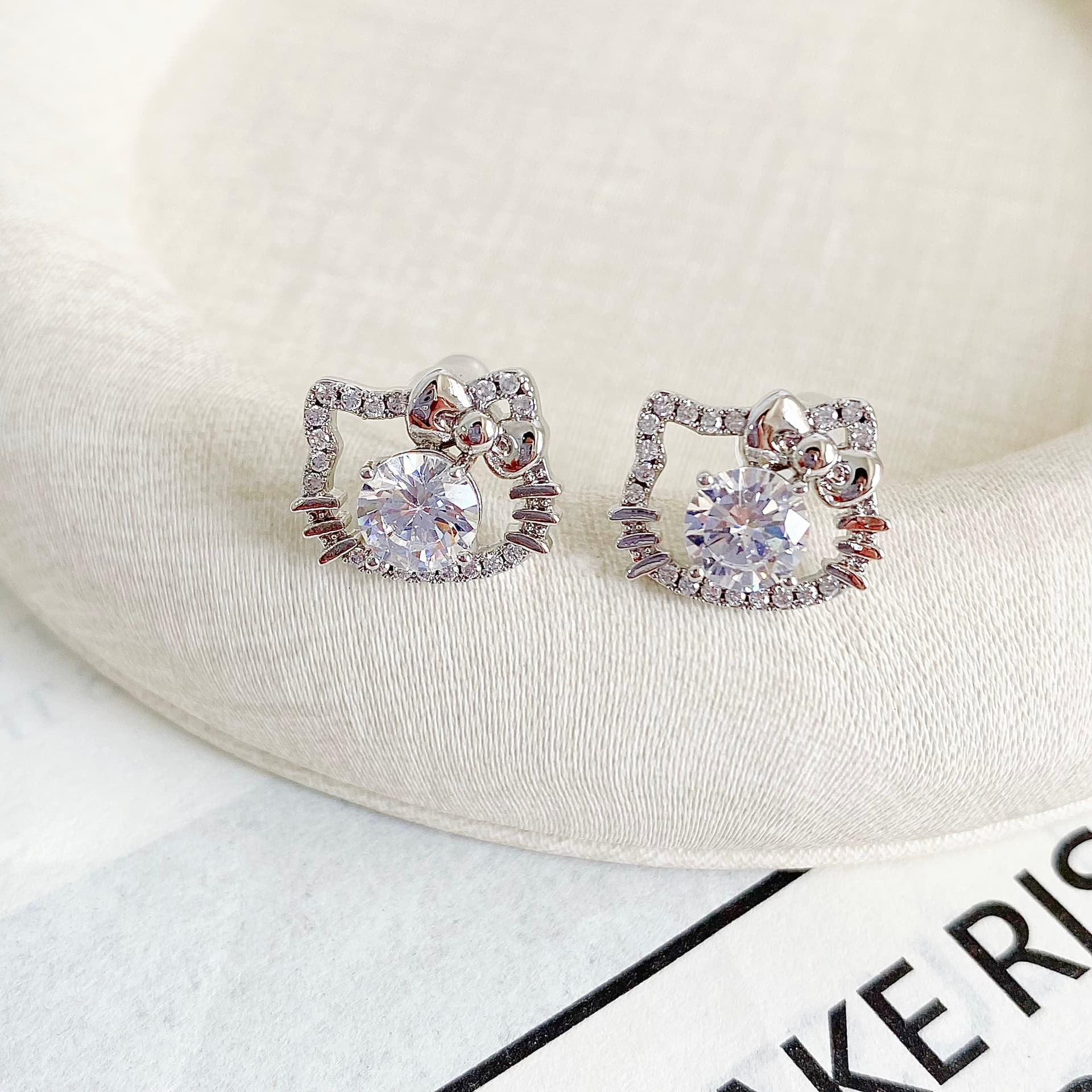Серьги Лимитированная подарочная коробка Sanrio x Hello Kitty Серьги-гвоздики Женские - изображение 5