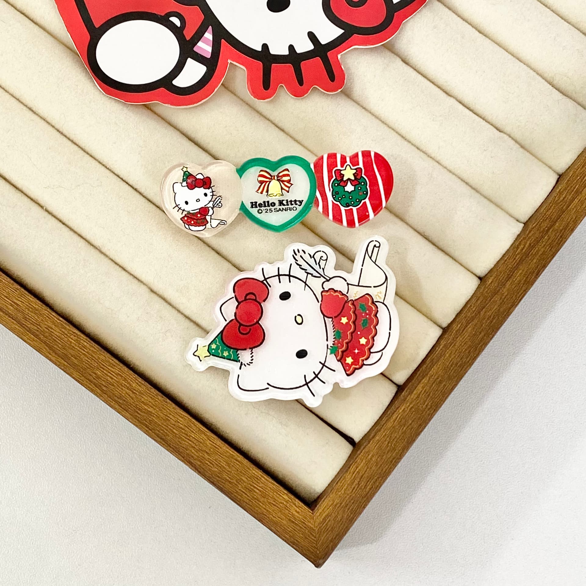 Заколка Sanrio Hello Kitty Красный белый Рождественская коллекция Мультяшный рисунок Милый и симпатичный Заколка для волос Освежающий Привлекательный Чёлка Акрил - изображение 3