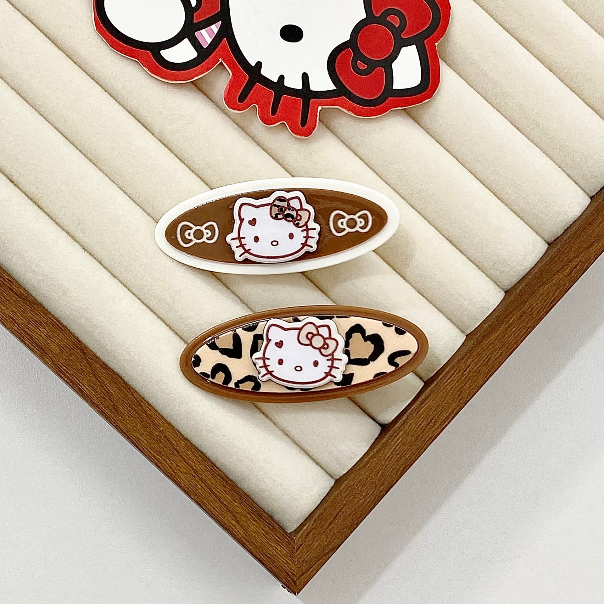 Заколка Sanrio Hello Kitty Леопардовый принт Кофейный Мультяшный рисунок Милая форма Двойные заколки Освежающий Привлекательный Чёлка и затылок Двухкомплектный Акрил Заколки для волос Женский - изображение 4