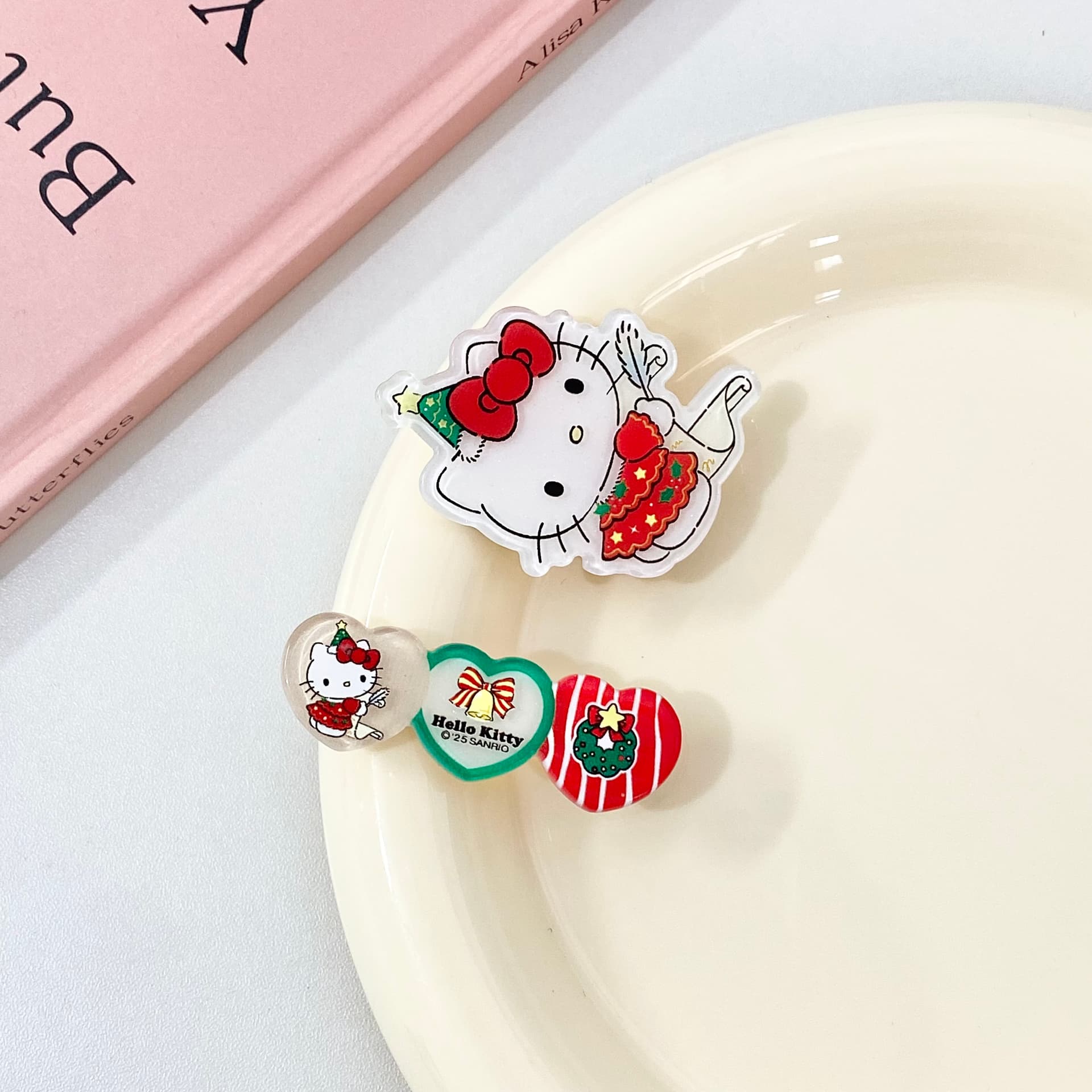 Заколка Sanrio Hello Kitty Красный белый Рождественская коллекция Мультяшный рисунок Милый и симпатичный Заколка для волос Освежающий Привлекательный Чёлка Акрил - изображение 2