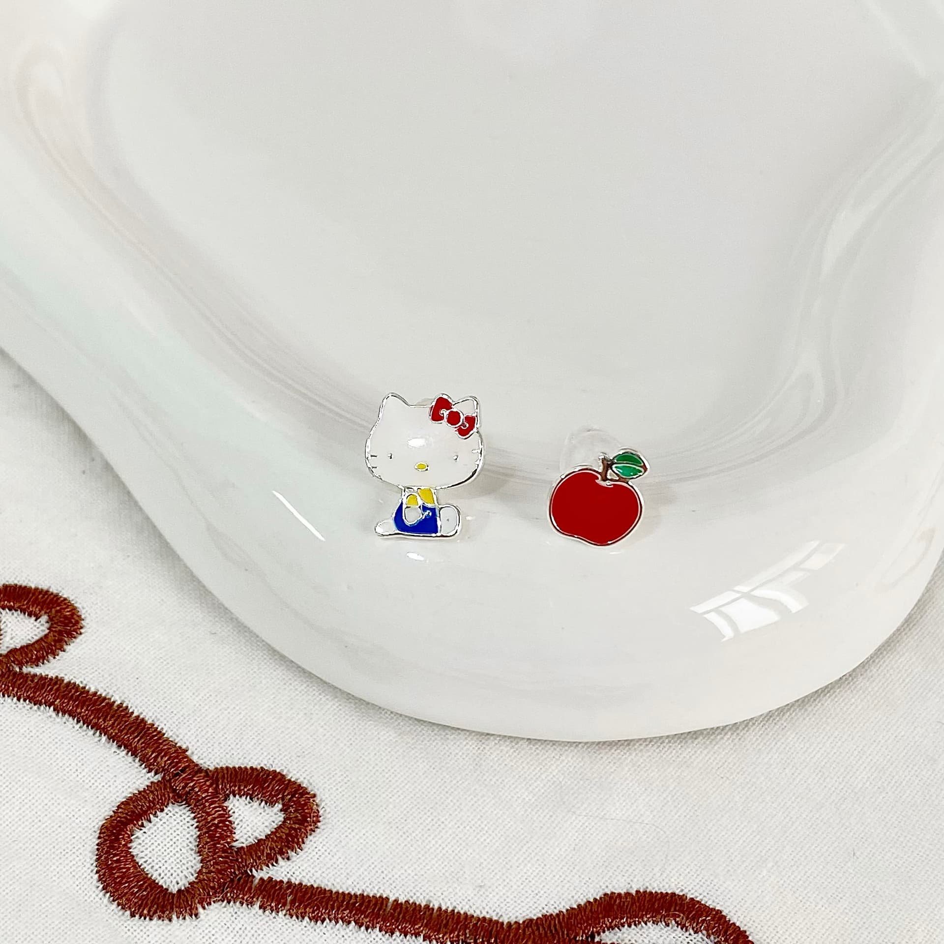 Серьги Серьги-гвоздики из серебра 925 пробы с серебряной иглой от Sanrio - изображение 3
