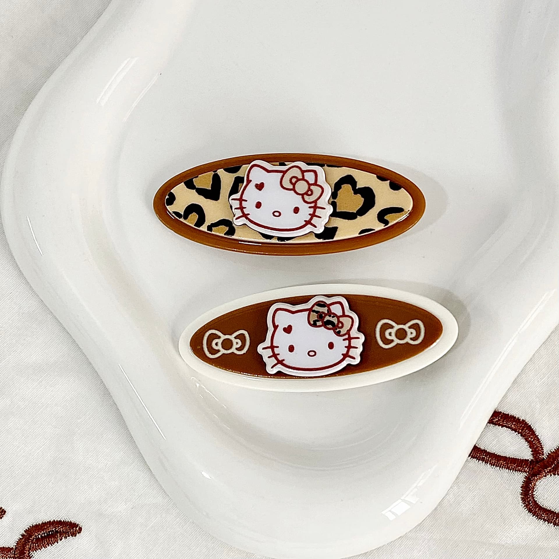 Заколка Sanrio Hello Kitty Леопардовый принт Кофейный Мультяшный рисунок Милая форма Двойные заколки Освежающий Привлекательный Чёлка и затылок Двухкомплектный Акрил Заколки для волос Женский - изображение 3