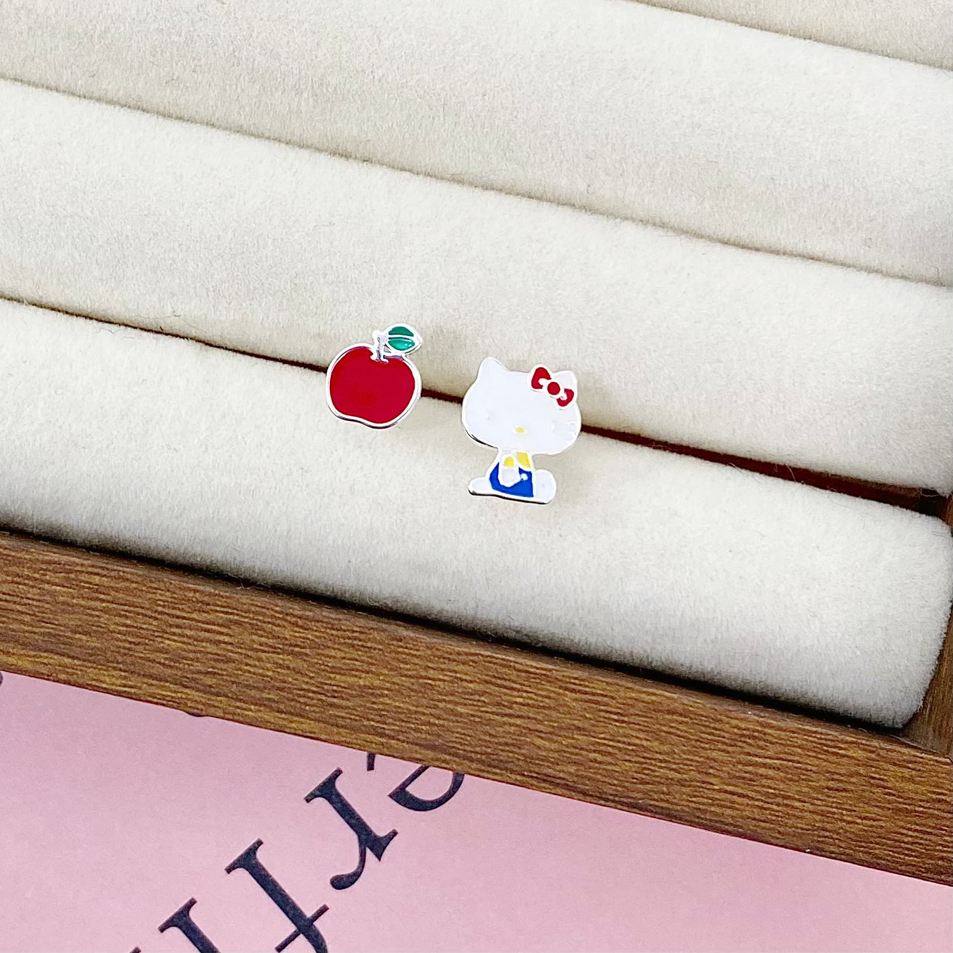 Серьги Серьги-гвоздики из серебра 925 пробы с серебряной иглой от Sanrio - изображение 4
