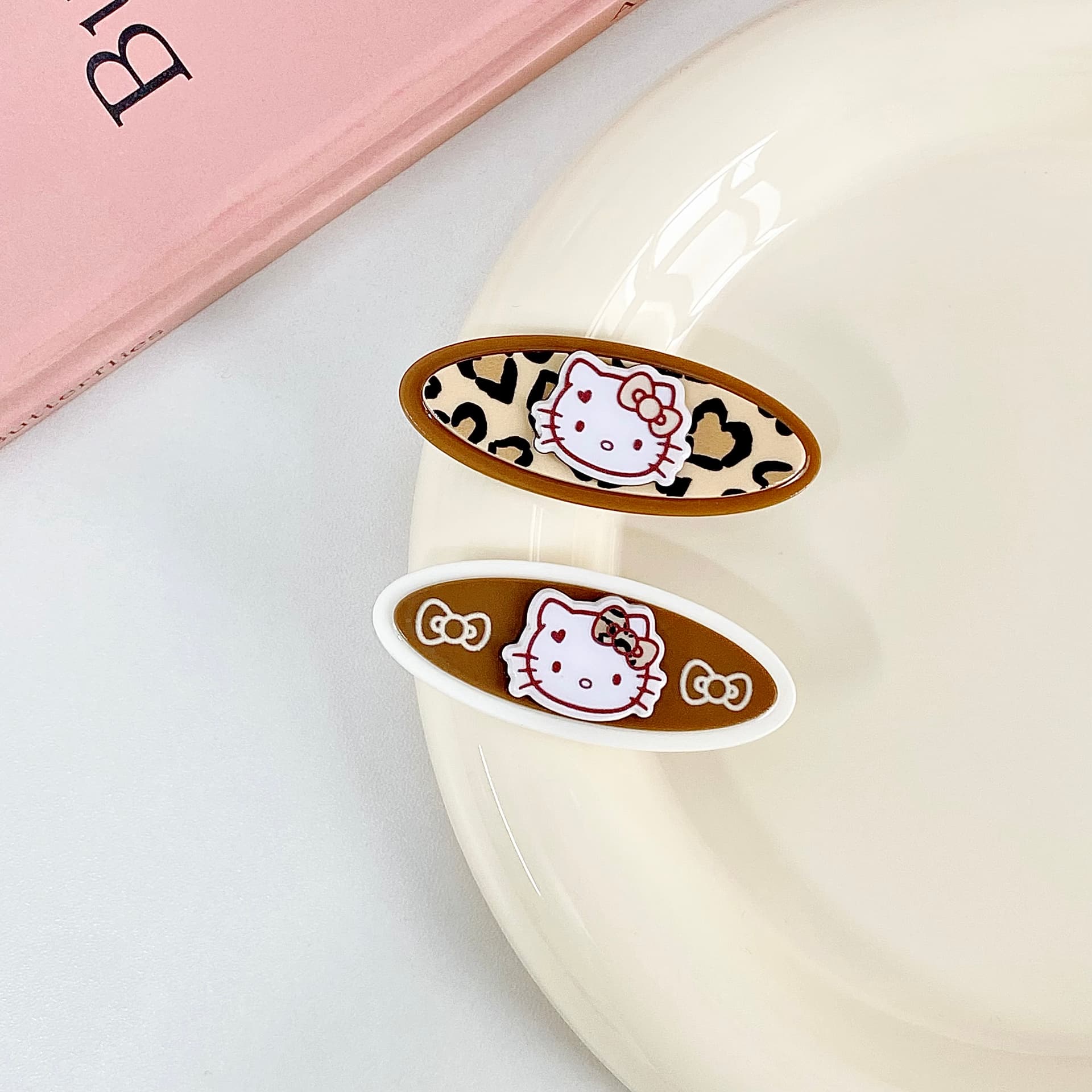 Заколка Sanrio Hello Kitty Леопардовый принт Кофейный Мультяшный рисунок Милая форма Двойные заколки Освежающий Привлекательный Чёлка и затылок Двухкомплектный Акрил Заколки для волос Женский - изображение 5